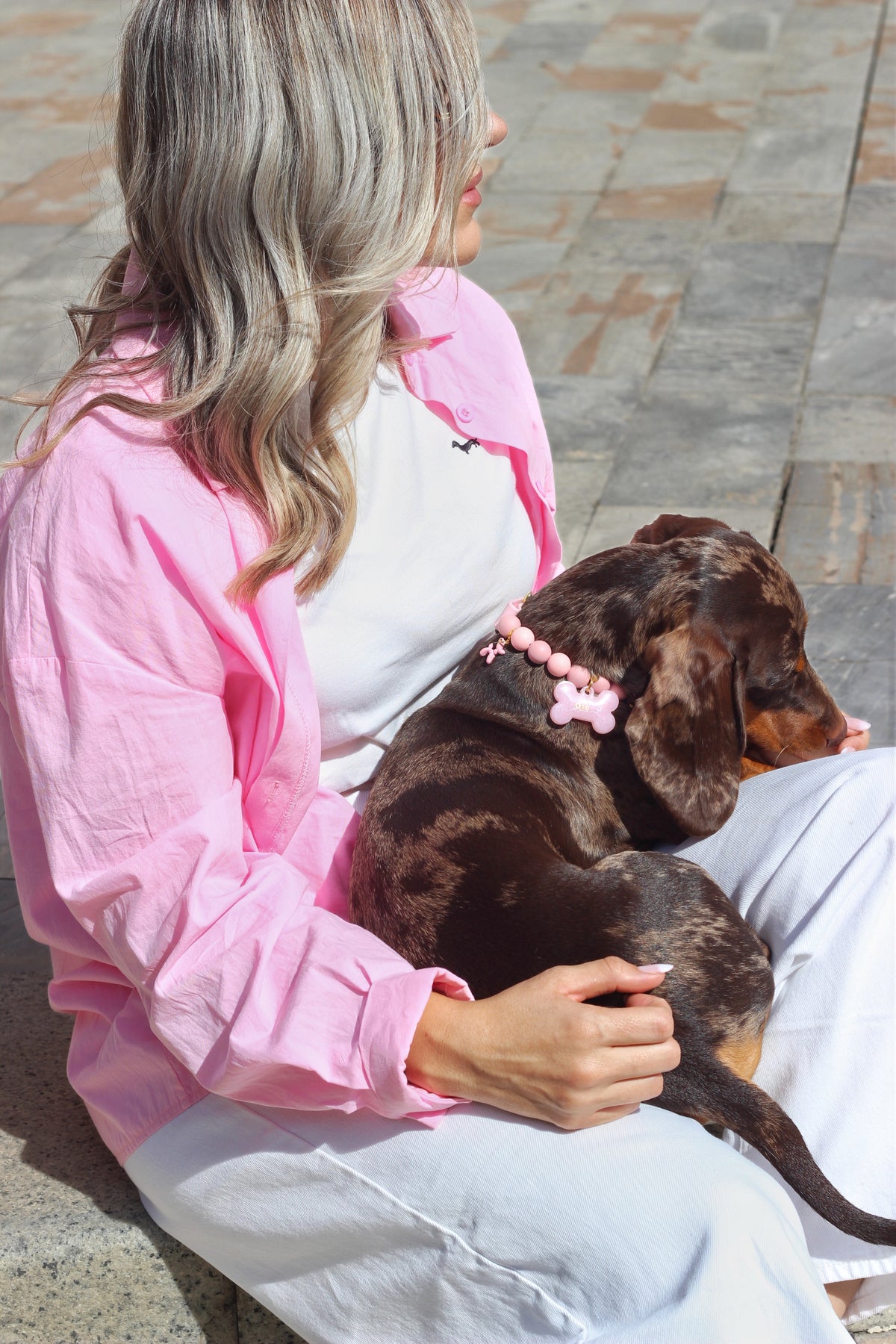Gio con el collar rosa de Romeo &Co, de perfil